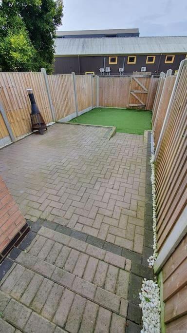 Contractors-City Centre-Parking-Sleeps 9 -Smart Tv, 2 Bathrooms! Coventry Buitenkant foto