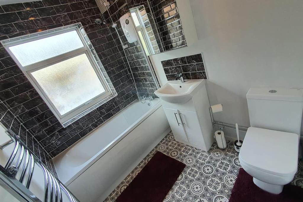 Contractors-City Centre-Parking-Sleeps 9 -Smart Tv, 2 Bathrooms! Coventry Buitenkant foto